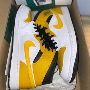 Jordan 1 mid University Gold￼